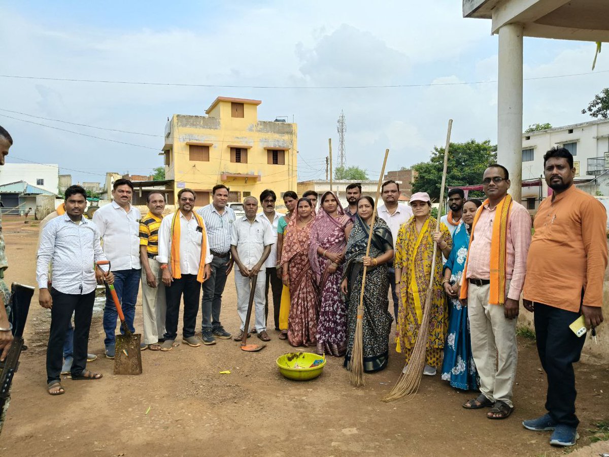 Sandhya_BJPCG's tweet image. भारत के यशस्वी प्रधानमंत्री श्री नरेन्द्र मोदी जी के जन्मदिन पर 
गत दिवस नगर पंचायत भिभौरी चौक पर सेवा पखवाड़ा के अंतर्गत स्वच्छता अभियान में शामिल हुई।
#HappyBdayPMModi
#SevaParv
#SevaPakhwada2025
#सेवापखवाड़ा_छत्तीसगढ़ 
#seva_pakhwada_chhattisgarh 
@BJP4CGState @BJP4India