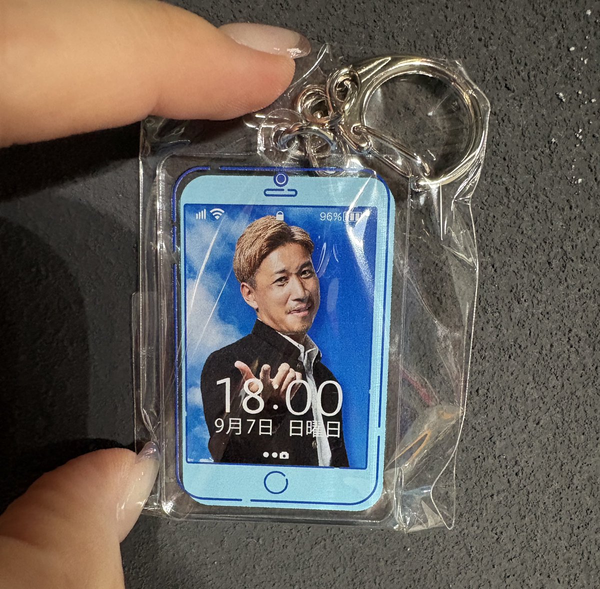 zwe12O8ma's tweet photo. アオハルナイト　スマホ型アクキー

譲: 11 杉浦恭平
求: 8大山啓輔or 定価(500円)

#zweigen
#ツエーゲン金沢 https://t.co/2vN92g06lM