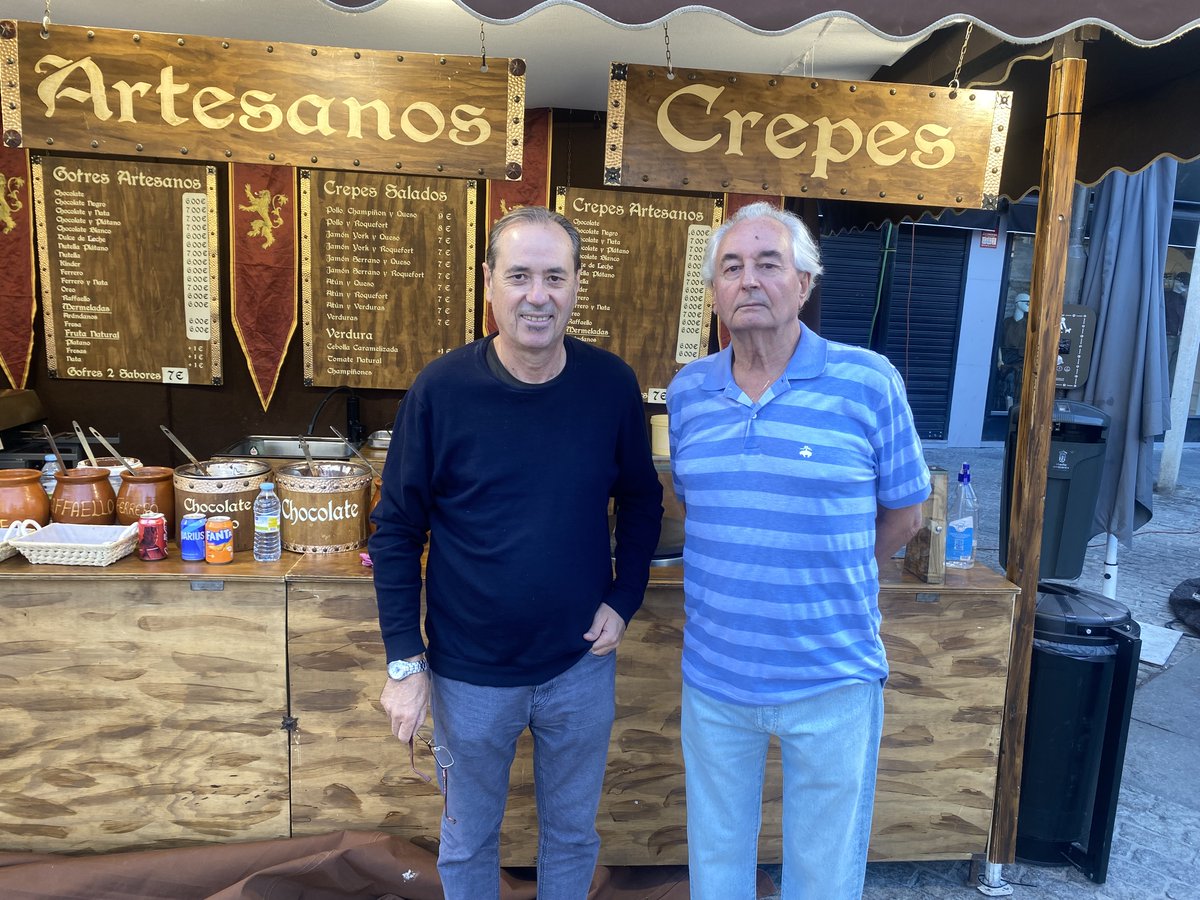 Mercado Medieval: nuestros concejales Carlos Bonet y Federico Martínez durante su visita. La cabina de la ONCE en la Gran Vía había quedado "sepultada" por algunos puestos y una gestión de "Vecinos por Majadahonda" logró darle salida. ¡Vamos Vecinos!