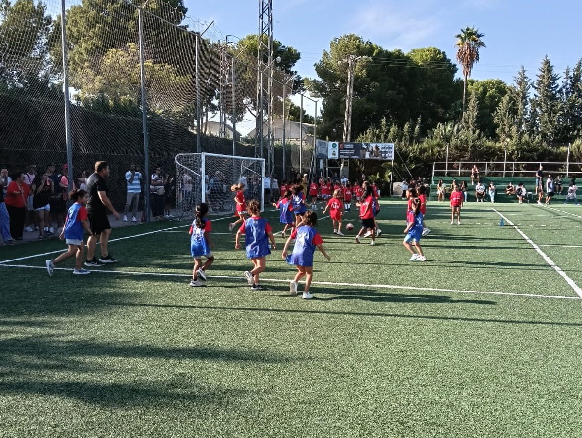 ffrm_es's tweet image. 😀 FOR FUN EN LORCA...¡¡CON MÁS DE 400 NIÑAS!! 😀

🤩 Estreno de la quinta temporada del #ForFun en el Club de Tenis Los Álamos (@alamosLorca).

⚽ ¡Seguimos promoviendo el fútbol femenino en la Región de Murcia! ¡Qué bieeeen lo hemos pasado 👏!

ℹ️ ffrm.es/pnfg/NNws_ShwN…