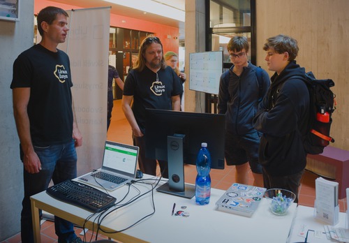 LinuxEXPRES's tweet image. Ve dnech 4. a 5. října 2025 se opět otevřou brány Fakulty informačních technologií ČVUT návštěvníkům již tradiční open-source konference @LinuxDaysCZ 2025. Na místě krom mnoha jiných bude i stánek LibreOffice. 

linuxexpres.cz/aktuality/konf…