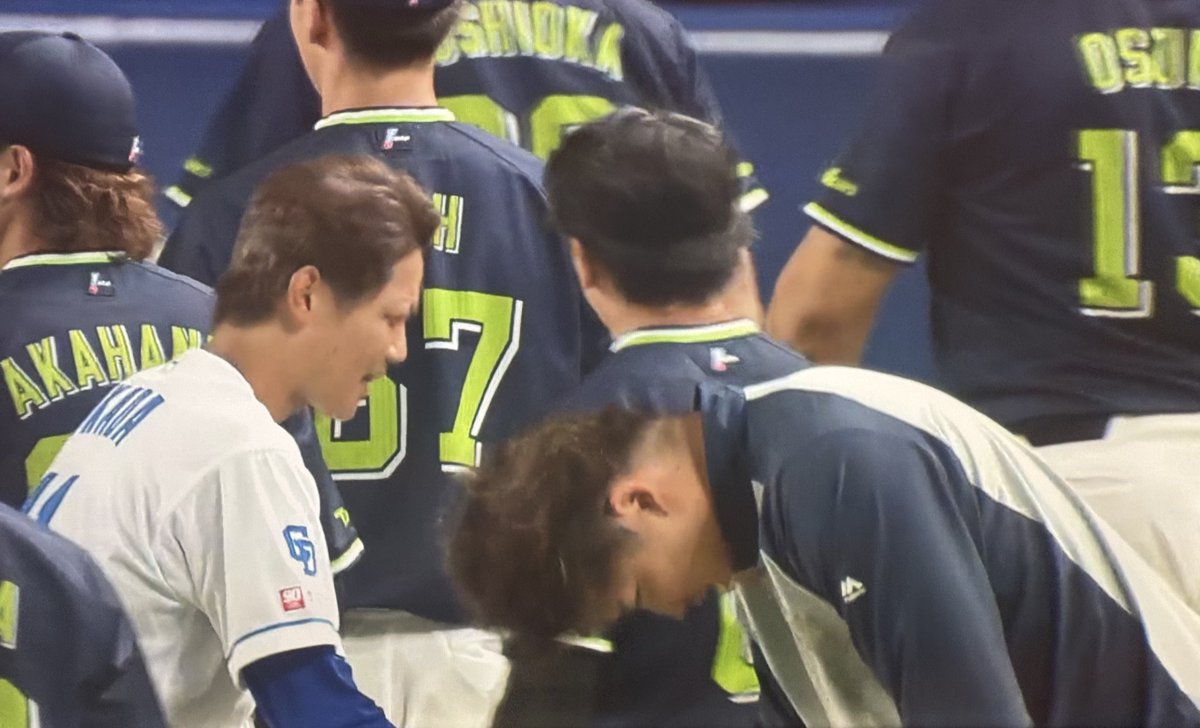 祖父江さんと中村さん、試合終了後に握手してました。
真剣勝負良いと思います！！

岡田さんも村上さんにご挨拶しておりました。
野球は最高だ！！！
#dragons
#中日ドラゴンズ
#祖父江大輔
#岡田俊哉
#中村悠平
#村上宗隆