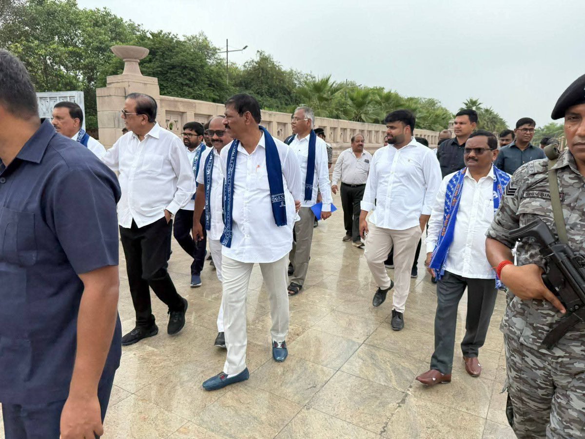 RajeshMeshram21's tweet image. मान्यवर श्री कांशीराम जी के 9 अक्टूबर को  पुण्यतिथि पर ‘मान्यवर श्री कांशीराम जी स्मारक स्थल’ लखनऊ में होने वाले राज्यव्यापी कार्यक्रम के लिए आज दिनांक 20 सितम्बर 2025 को कार्यक्रम स्थल की तैयारियों का जायज़ा लेने पहुंचे पार्टी के वरिष्ठ पदाधिकारीगण 
#9_अक्टूबर_लखनऊ_चलो