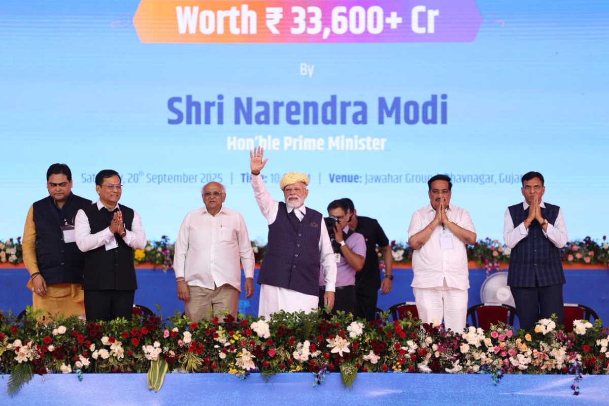 Bhupendrapbjp's tweet photo. ભારતના મેરીટાઈમ સેક્ટર માટે આજનો દિવસ ઐતિહાસિક બની રહેશે.

માનનીય વડાપ્રધાન શ્રી નરેન્દ્રભાઈ મોદીએ આજે ‘સમુદ્ર સે સમૃદ્ધિ’ કાર્યક્રમ અંતર્ગત ભાવનગર ખાતેથી  દેશના મેરીટાઇમ સેક્ટરને વેગ આપતા તેમજ ગુજરાતમાં હરિત ઊર્જાના રૂ. 33,600 કરોડથી વધુના પ્રોજેક્ટ્સનું લોકાર્પણ-ખાતમુહૂર્ત કર્યું હતું. 

આ પ્રસંગે, કેન્દ્ર અને રાજ્યના મંત્રીશ્રીઓની સાથે ઉપસ્થિત રહેવાનો અવસર ખૂબ હર્ષપૂર્ણ રહ્યો. 

વિકાસના આ કામો માત્ર ગુજરાત જ નહિ, સમગ્ર ભારતના વિવિધ પોર્ટ્સના ઈન્ફ્રાસ્ટ્રક્ચર અને તેમની પ્રણાલીને વધુ મજબૂત બનાવશે. 

@narendramodi
#SamudraSeSamriddhi