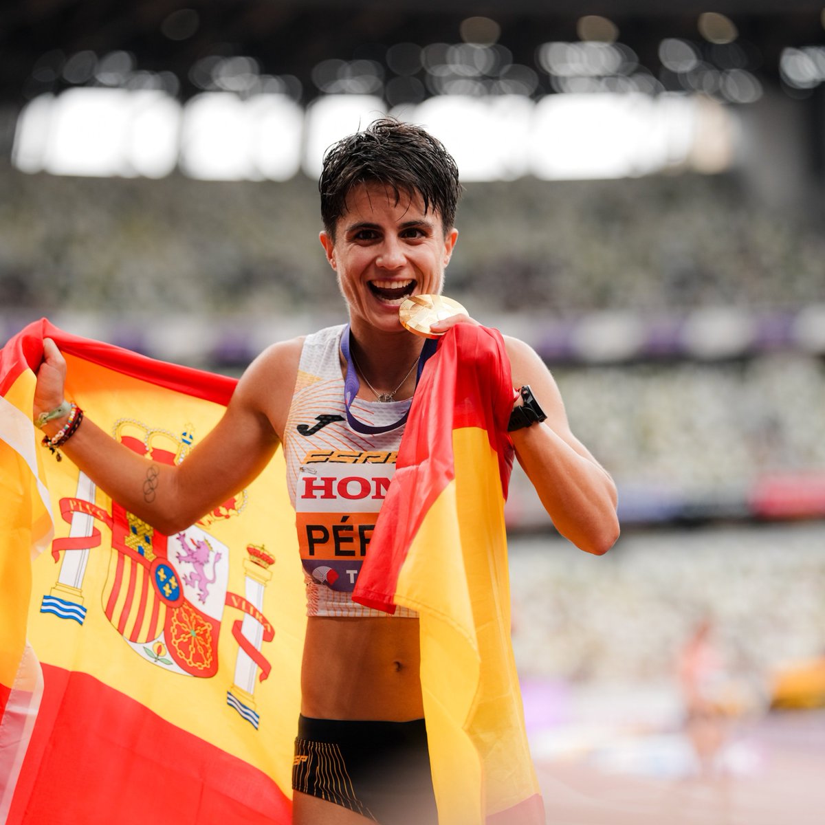 rfef's tweet photo. ¡¡𝗧𝗘𝗧𝗥𝗔𝗖𝗔𝗠𝗣𝗘𝗢𝗡𝗔 𝗗𝗘𝗟 𝗠𝗨𝗡𝗗𝗢!!

🥇 @garciaperezmari vuelve a colgarse la 𝗠𝗘𝗗𝗔𝗟𝗟𝗔 de 𝗢𝗥𝗢.

🙌 ¡Eres historia del deporte español y mundial! https://t.co/IJ711xIZvS