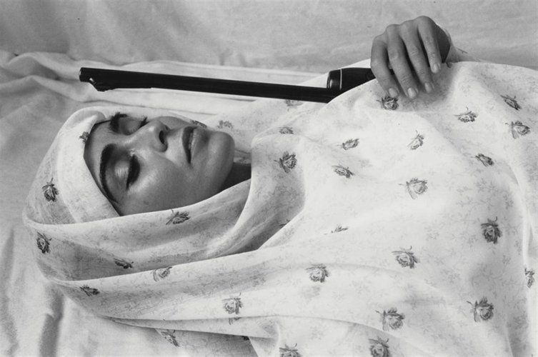 Vivir juntos en el corazón del desierto, con la misma resolución de no reconciliarse con él, esa es la prueba, esa es la luz.

|  Tiqqun, ‘Teoría del Bloom’

📷 Shirin Neshat, ‘Face to Face with God (from Women of Allah)’ (1995)