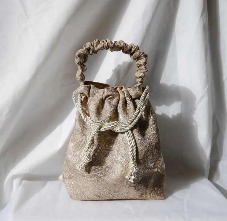 悩んでます💭
今まで「ハンドル付き」巾着バッグとして様々な生地でこの形の巾着バッグを作ってきました。

今更ですが、ハンドル付きという名前が可愛くない！と気づき、

この形の巾着バッグとしてのイメージにもなるよう名前をつけたいと思うんです👜
何がいいなぁ？？？？？