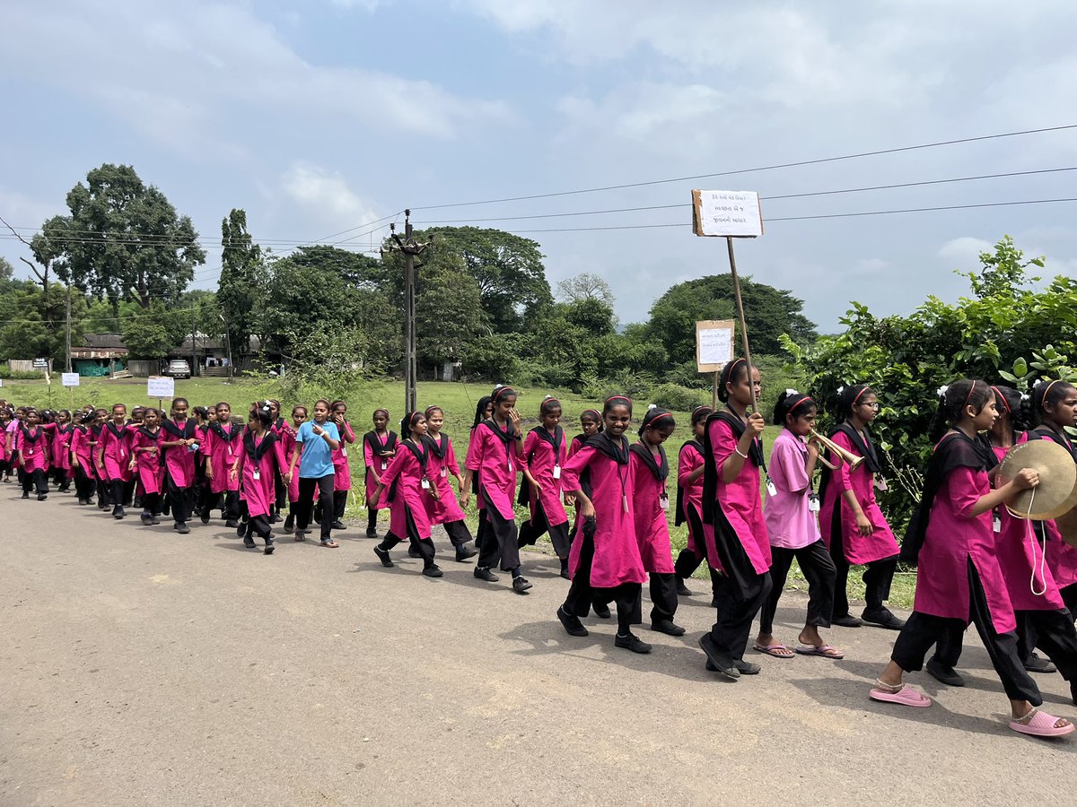 GLRS_UKAI's tweet image. સ્વચ્છતા હી સેવા અભિયાન અંતર્ગત શાળાની આસપાસના વિસ્તારમાં જન સમુદાય જાગૃતિ રેલી નું આયોજન કરવામાં આવ્યું. #swachbharat #swach #swachtahiseva #swachtaabhiyan @narendramodi @CMOGuj @NESTSHQ @TribalAffairsIn @gstesgnr @patasp_tapi