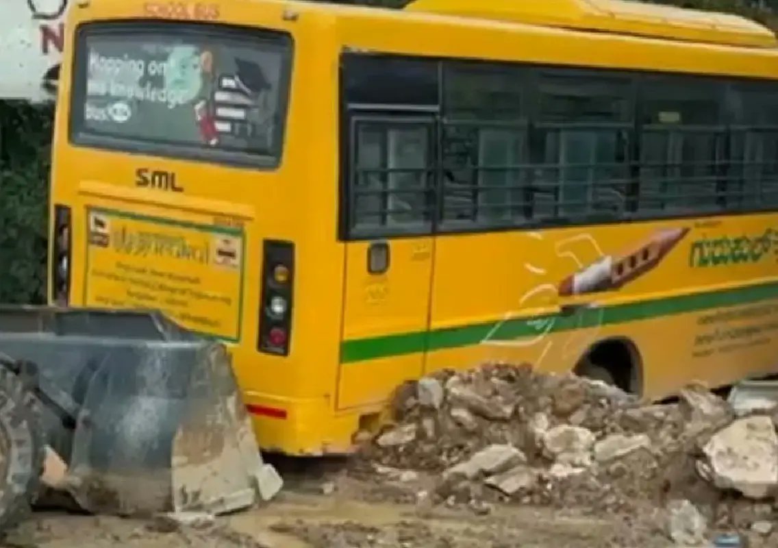 Newskarnataka's tweet image. Bengaluru school buses stuck again on Balegere-Panathur Road

#BengaluruTraffic #RoadSafety #ParentsConcern #SchoolBus #CivicIssues

newskarnataka.com/s/0bvykp