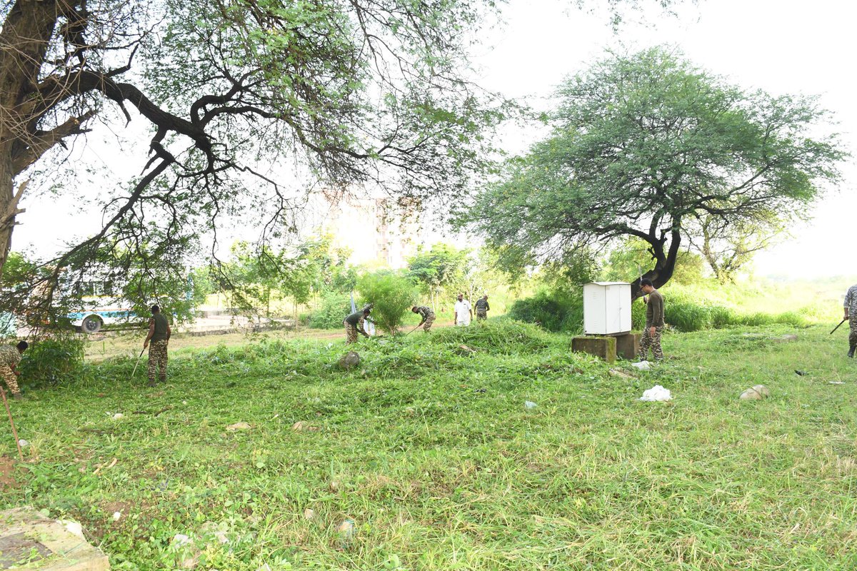 #GCRaipur organised a cleanliness drive near Type - IV family quarters under #SwachhataHiSeva2025.
<a href="/crpfindia/">🇮🇳CRPF🇮🇳</a>
<a href="/CentralZoneCrpf/">Central Zone CRPF 🇮🇳</a>
<a href="/cgsectorcrpf/">Chhattisgarh Sector CRPF</a>
<a href="/rcwagcraipur/">RCWA GROUP CENTER CRPF RAIPUR</a>