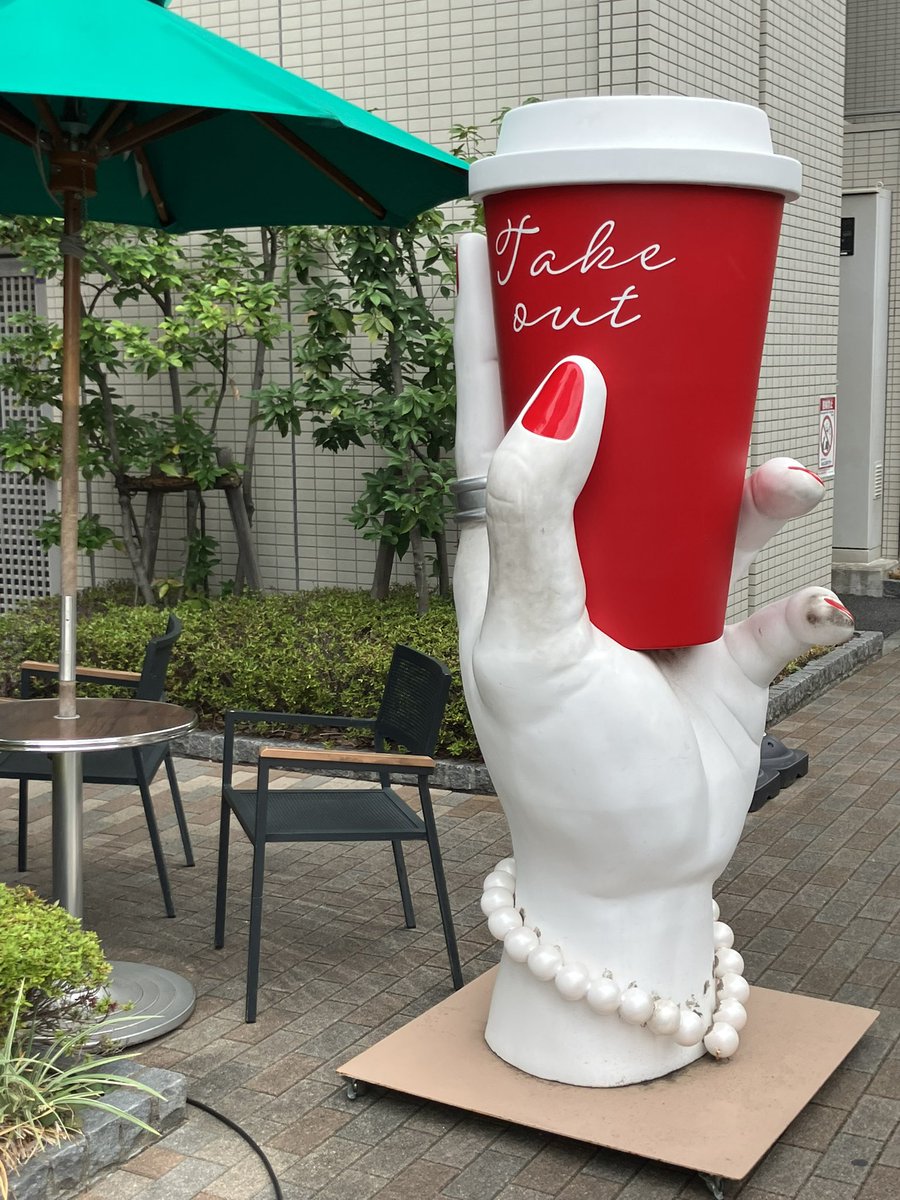 otomaro3's tweet photo. カフェの白い手が怖かった😱 https://t.co/EaDFG3wbPF