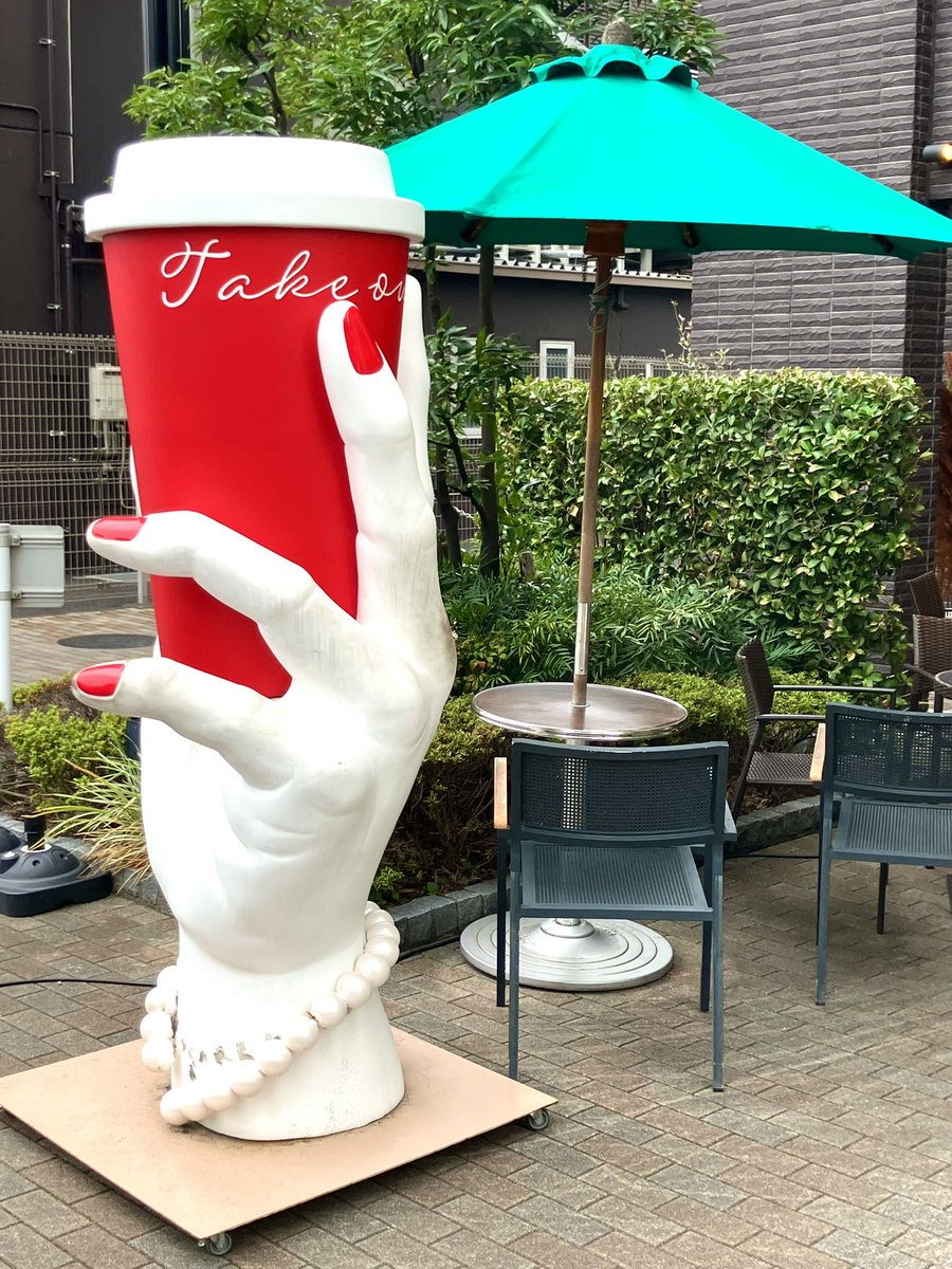 otomaro3's tweet photo. カフェの白い手が怖かった😱 https://t.co/EaDFG3wbPF