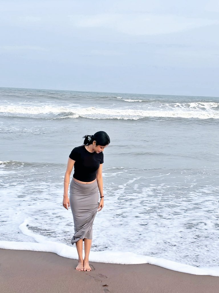 मैंने छोड़ दी हैं कोशिशें इंसानों को समझने की,
क्योंकि यहां जरूरतों के हिसाब से सब नकाब बदलते हैं।

#𝐘𝐚𝐬𝐡𝐢🌷