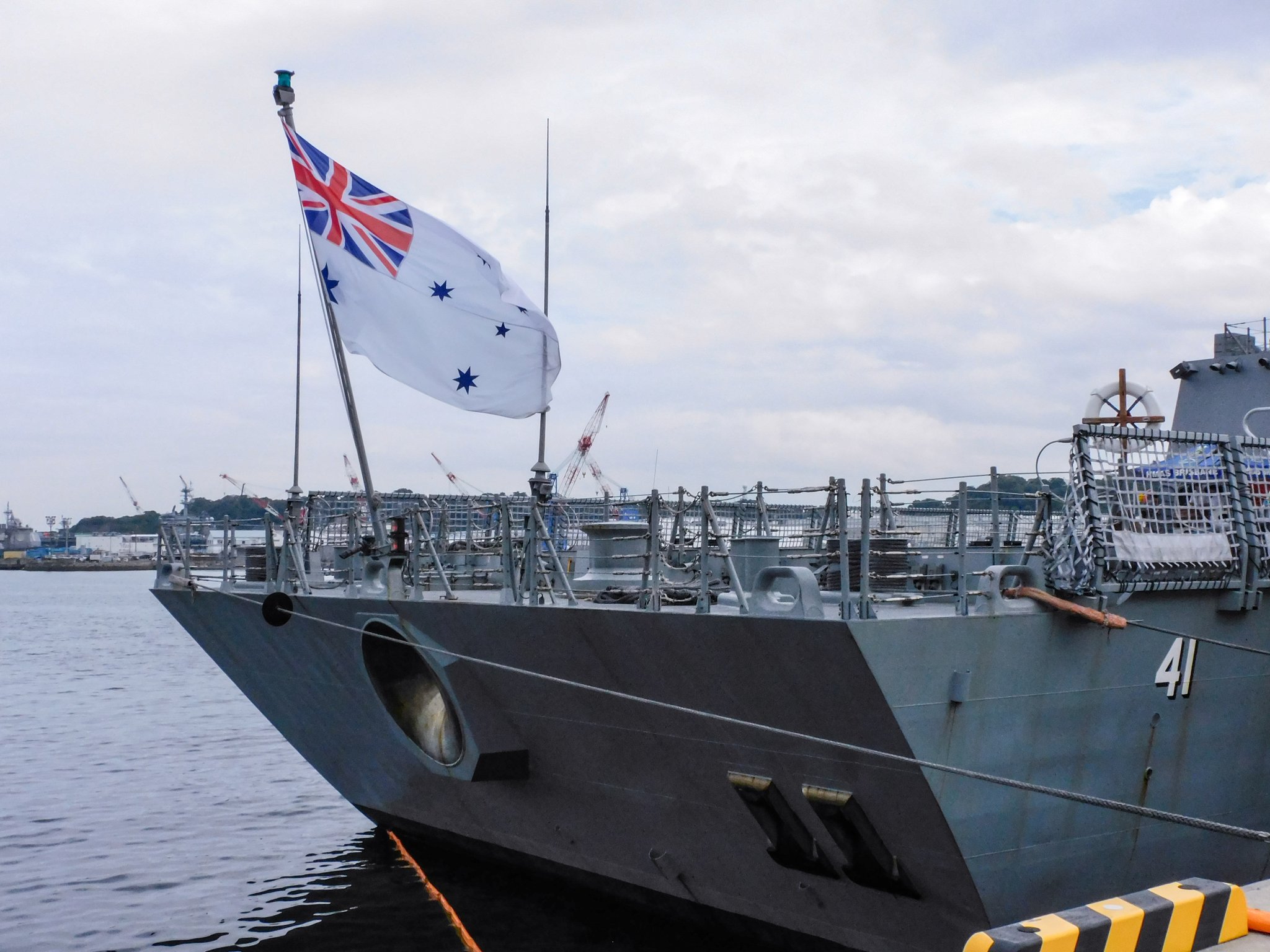 オーストラリア海軍駆逐艦DDG41ブリスベン 乗組員直筆サイン カード 生写真 豪海軍の最新駆逐艦「ブリスベン」横須賀沖に現れる 2021年10月