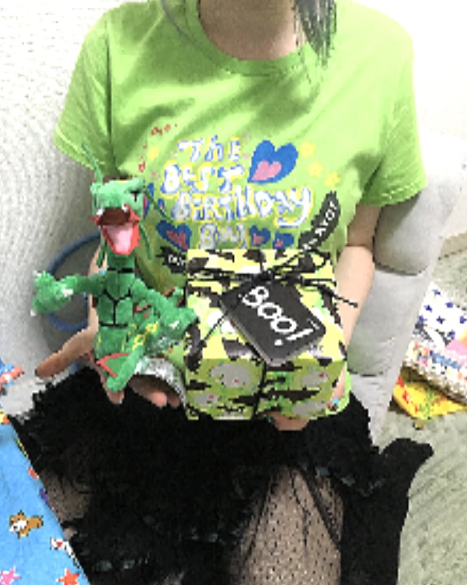 난바에 생긴 라홍방에서 썅궈 포장해다가 집에서 밤 늦게까지 떠들었슴 와하하
그리고 딱히 의도한 건 아니었는데 벌떼보이 티셔츠도 레쿠쟈도 선물도 네온그린 색이라 되게 운명이라 느낌｡｡｡👉👈 (저만 이렇게 의미부여충인 거 아니됴..)
🧤🔫🦠🧩🐲📗🪲🧑‍🎤