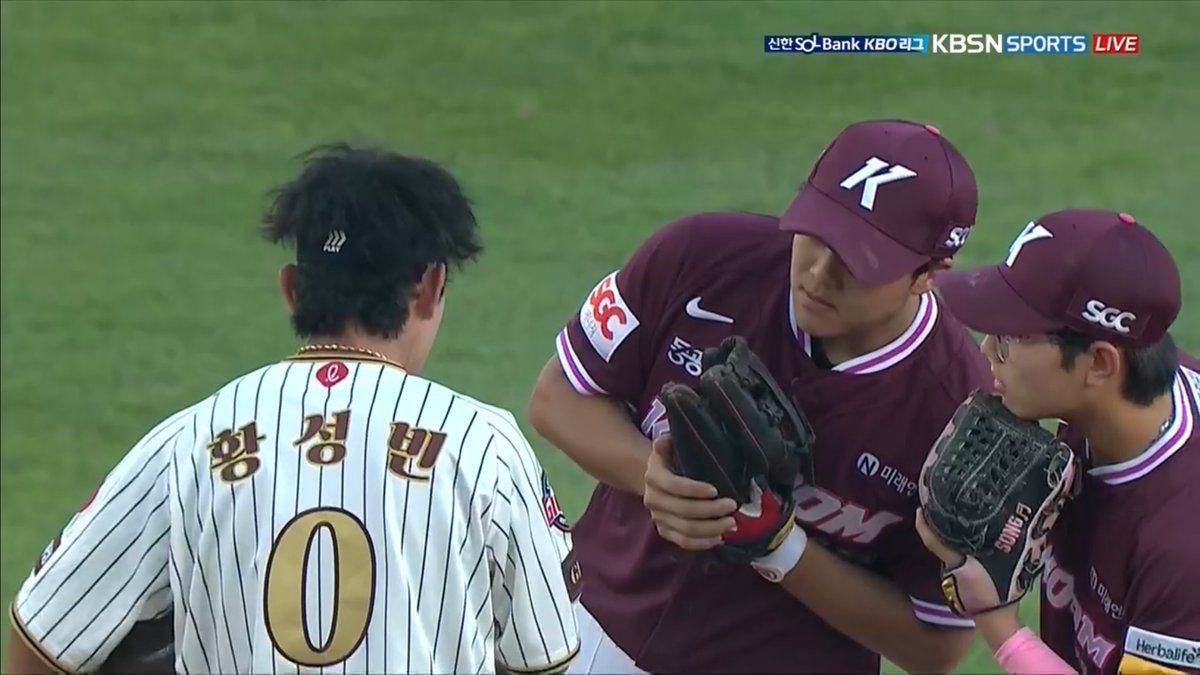 아니 뭐하세요?ㅋㅋㅌㅌㅌㅌㅌㅌㅌㅌㅌㅌ
도루하고 나서 사구 맞은 곳 구경하는 중…