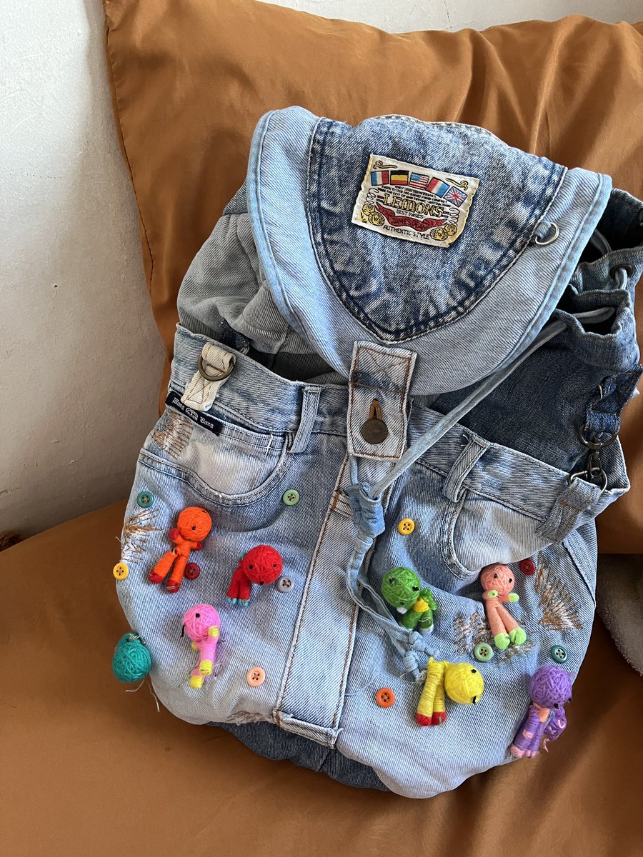 look at my new backpack y’ll😭😭😭💗