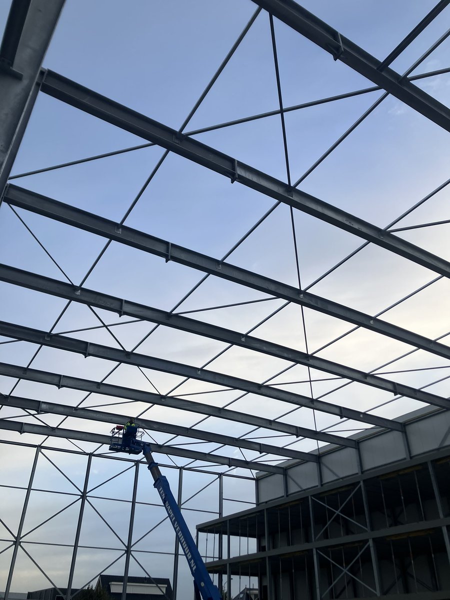 CHKBouwBV's tweet image. Montage staal constructie vriescel gereed inclusief het hekwerk van de entresol vloeren. Ook zijn de HWA’s aangesloten van fase 1 en het dak van fase 2 is al weer over de helft. #lekkerbezig bij @JansenTransport