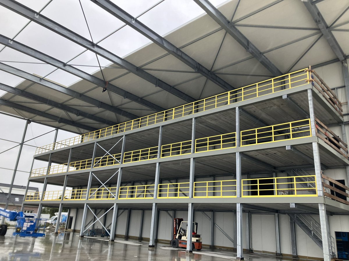 CHKBouwBV's tweet image. Montage staal constructie vriescel gereed inclusief het hekwerk van de entresol vloeren. Ook zijn de HWA’s aangesloten van fase 1 en het dak van fase 2 is al weer over de helft. #lekkerbezig bij @JansenTransport
