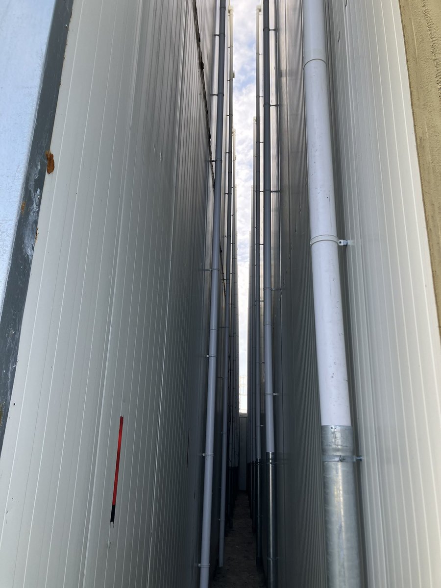 CHKBouwBV's tweet image. Montage staal constructie vriescel gereed inclusief het hekwerk van de entresol vloeren. Ook zijn de HWA’s aangesloten van fase 1 en het dak van fase 2 is al weer over de helft. #lekkerbezig bij @JansenTransport