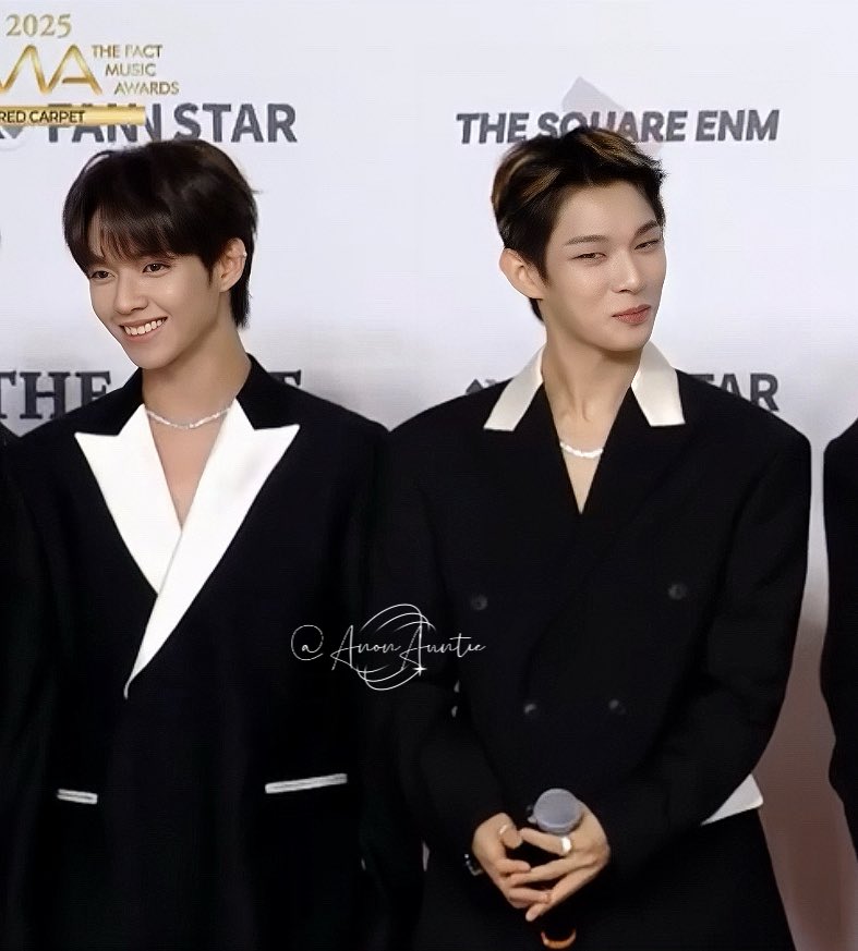 AnonAuntie's tweet photo. Omg!!! The facecard they served on the red carpet!!!

AHOF SHINES AT TMA
#AHOFonTMA2025
#TMA_아홉은_무대를_찢어
#2025TMA #AHOF @AHOF_official https://t.co/MrXfF3QJsb