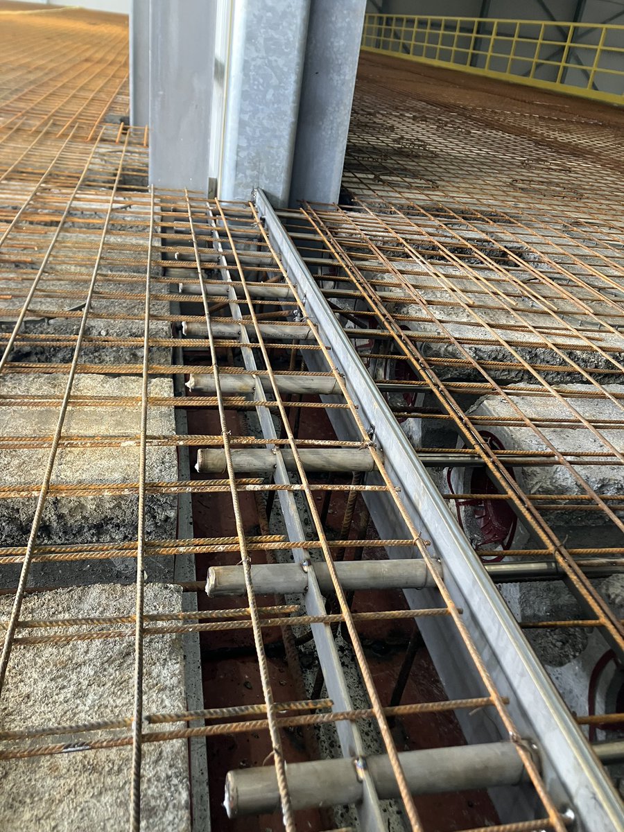 CHKBouwBV's tweet image. Deze week zijn de 3 entresol vloeren gereed gemaakt en is de 3e verdieping al weer gestort en glad afgewerkt. Tevens brand de definitieve verlichting ook al weer 👍 #gaatlekkerzo bij @JansenTransport