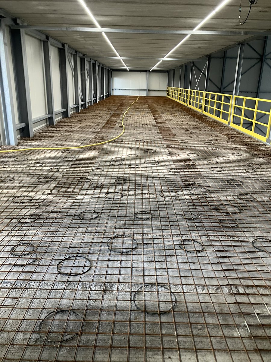 CHKBouwBV's tweet image. Deze week zijn de 3 entresol vloeren gereed gemaakt en is de 3e verdieping al weer gestort en glad afgewerkt. Tevens brand de definitieve verlichting ook al weer 👍 #gaatlekkerzo bij @JansenTransport