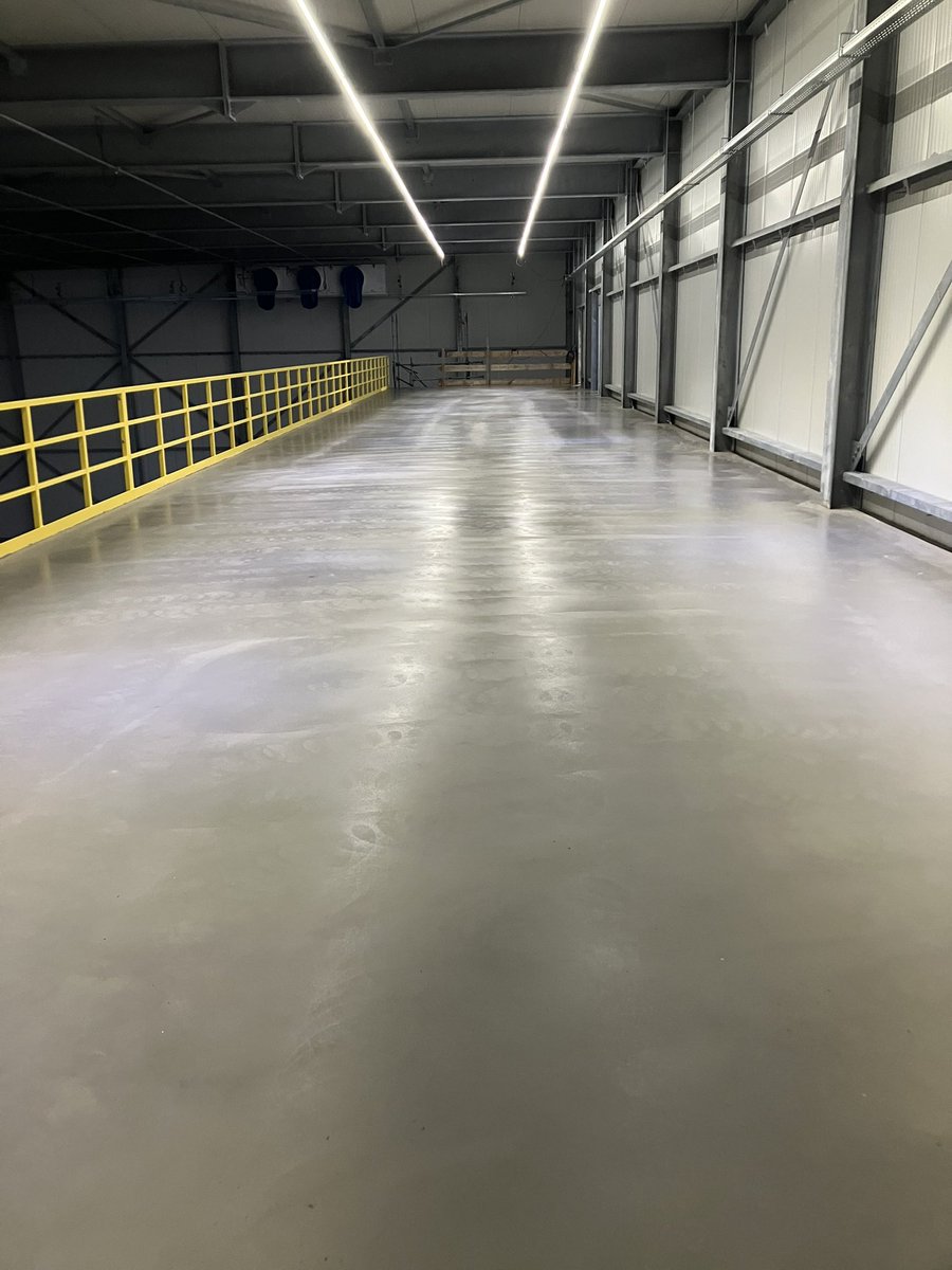 CHKBouwBV's tweet image. Deze week zijn de 3 entresol vloeren gereed gemaakt en is de 3e verdieping al weer gestort en glad afgewerkt. Tevens brand de definitieve verlichting ook al weer 👍 #gaatlekkerzo bij @JansenTransport