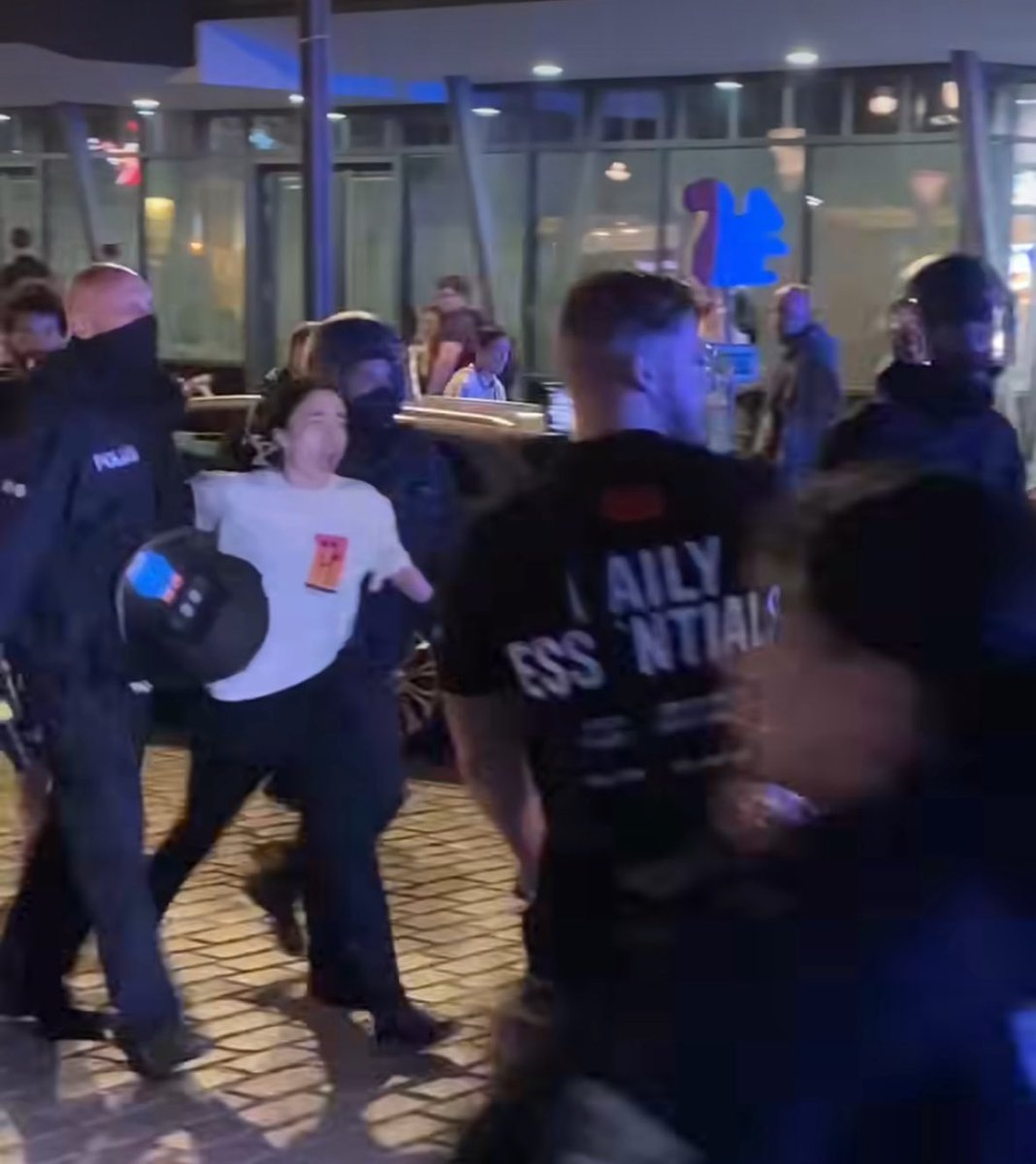 Es sind immer dieselben minderjährigen Mädels, die Palis gezielt einsetzen, um Videos zu produzieren.
Die im weißen T-Shirt wurde bisher 171-mal festgenommen.
Die im schwarzen hat am Wittenbergplatz den Hitlergruß gezeigt.
Mehr muss man über diese modernen #Nazis nicht wissen.