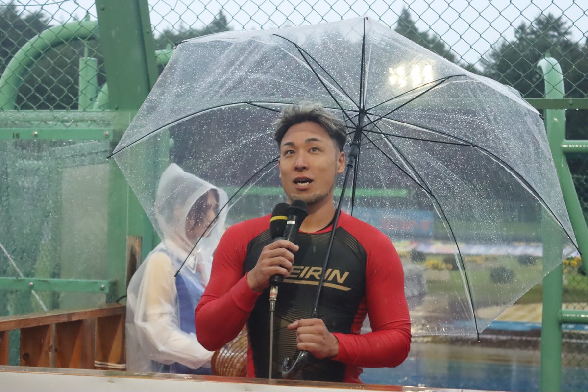 【みちのく記念競輪　善知鳥杯争奪戦】 １日目 　
第１２Ｒまで終了しました❣️

第１０Ｒからは恩田　淳平選手 
第１１Ｒからは佐藤　友和選手 
第１２Ｒからは郡司　浩平選手が１着で勝ち上がりを決めました🎉🎉

明日も勝ち上がりインタビューにて、投げ込みプレゼントがございます❣️