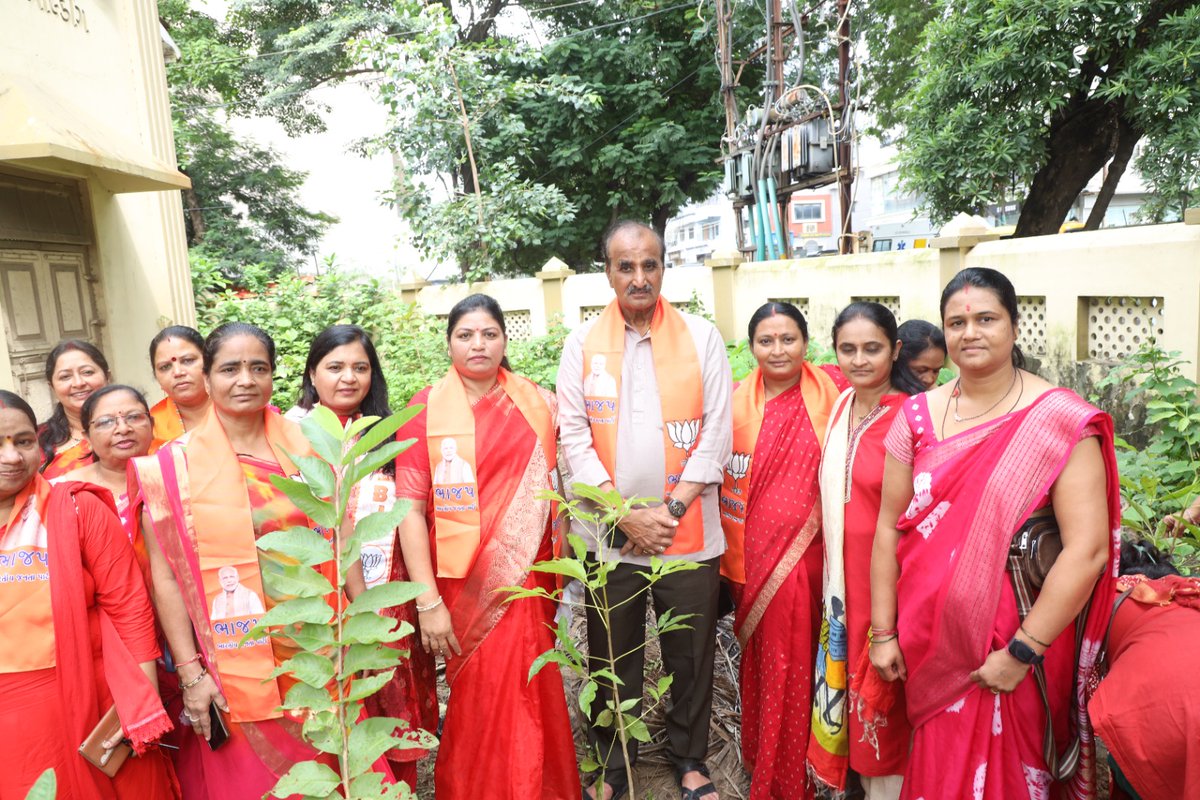 નવસારી જિલ્લા ભાજપ મહિલા મોરચા દ્વારા મહિલા સશક્તિકરણને સમર્પિત યશસ્વી પ્રધાનમંત્રી શ્રી <a href="/narendramodi/">Narendra Modi</a> સાહેબના જન્મદિવસ નિમિત્તે સેવા પખવાડિયા અંતર્ગત ‘એક પેડ મા કે નામ’ વૃક્ષારોપણનું સુંદર આયોજન કરાયું. જ્યાં ઉપસ્થિત રહીને છોડ વાવ્યા અને શુભકામના પાઠવી.