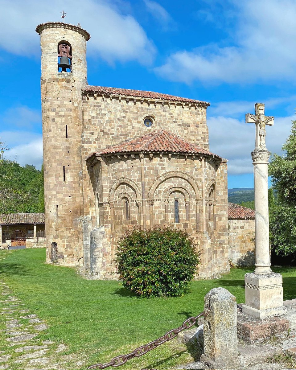 RomanicoEspana's tweet photo. La Colegiata de San Martín de Elines (Cantabria): el románico que te alegra la vista #FelizSábado https://t.co/O5p2YpYS34