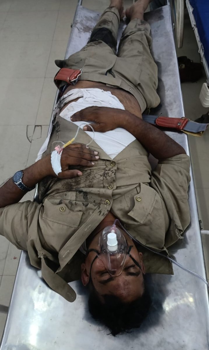 BRIJESH19210455's tweet photo. #Justice_for_Khaki
वाराणसी में पुलिस सब इंस्पेक्टर पर हुए वकीलों के कायराना हमले और उनको मरणासन्न कर देने के उपरांत पुलिस द्वारा अब तक कोई कार्यवाही न होने से पुलिस जवानों का मनोबल टूट चुका है, खाकी की यह दुर्गति खाकी का मनोबल तोड़ चुकीहै@CMOfficeUP@dgpup@etv@bstvlive@Aamitabh2 https://t.co/QJu4LIJZVB
