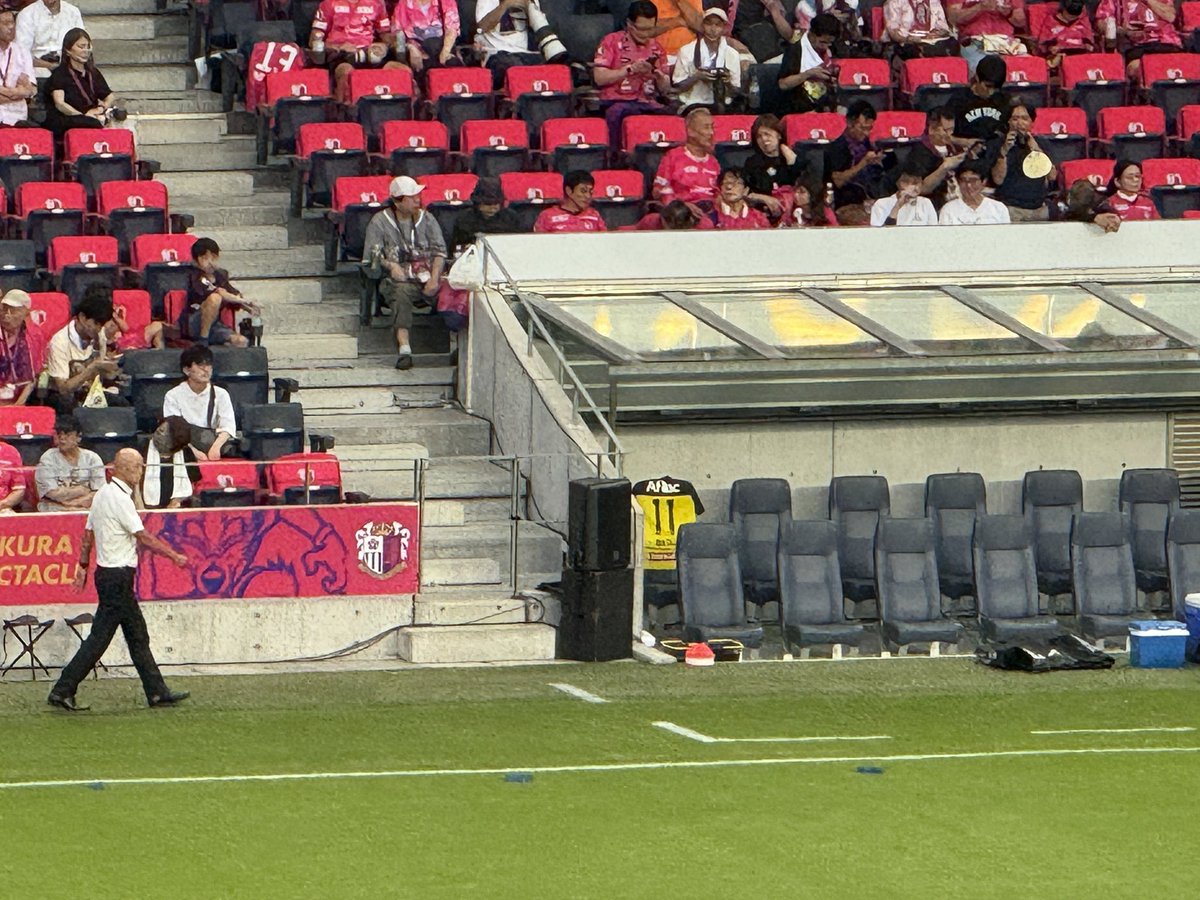 柏のベンチ。渡井の11番のユニフォームが。
#柏サポ大阪遠征