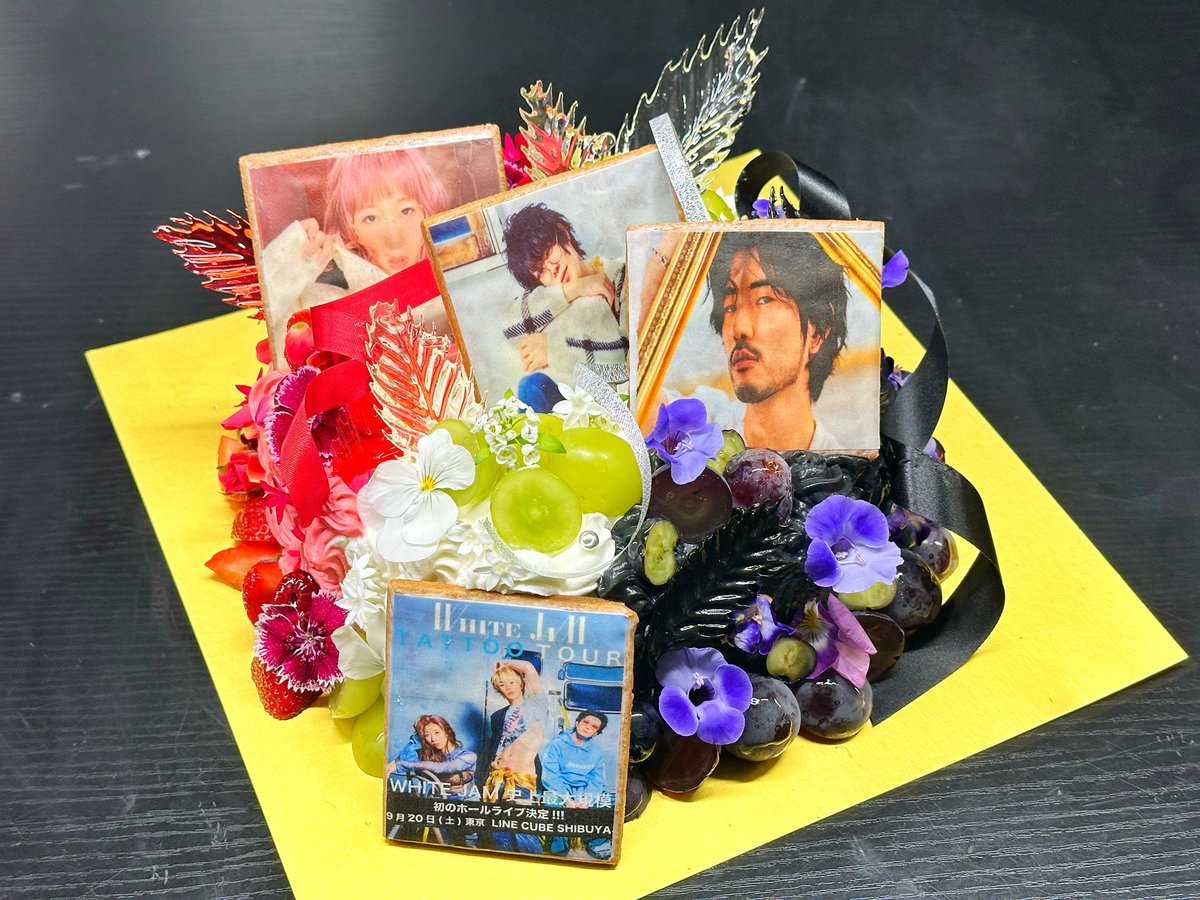 m_m_mackey1203's tweet image. 🎂推しのケーキシリーズVol.9🎂

WHITE JAM 初のホールライブ、
本当におめでとうございます🎉
3人の音楽に出会って、何度も救われて、前を向く勇気をもらいました。
今日はその感謝をどうしても伝えたくて、ケーキに想いを込めました🎂

赤はNIKKIさんの情熱🔥
黒はGASHIMAさんの深み🎤…