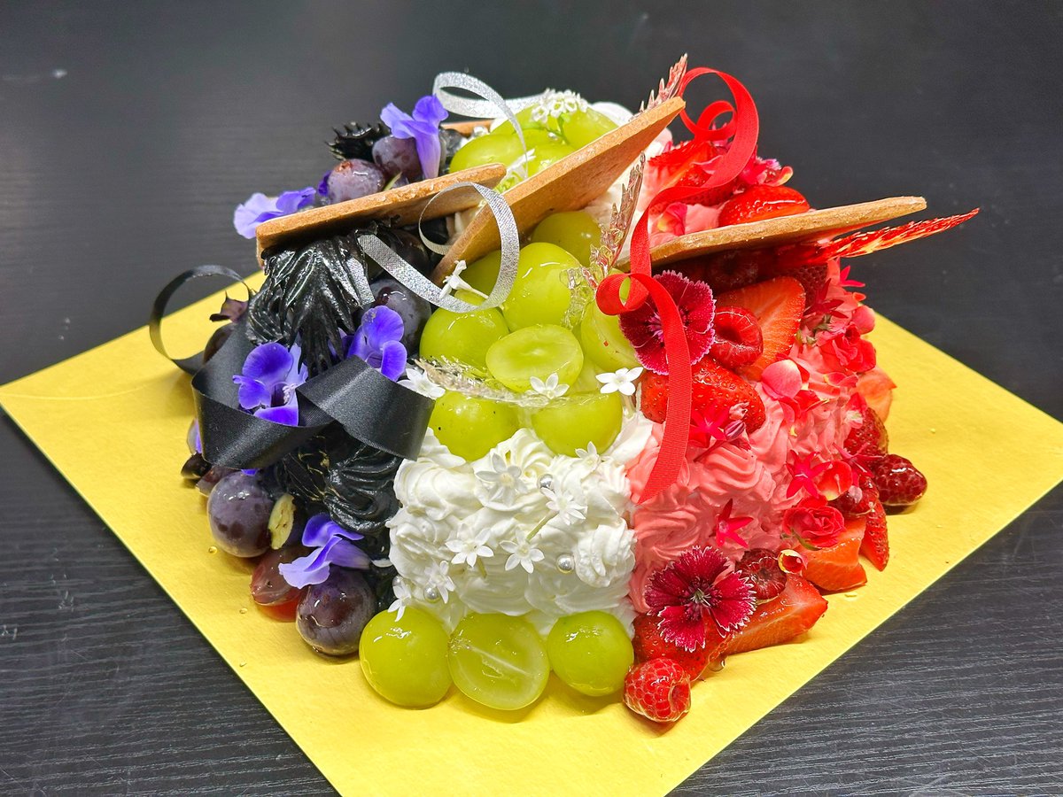 m_m_mackey1203's tweet image. 🎂推しのケーキシリーズVol.9🎂

WHITE JAM 初のホールライブ、
本当におめでとうございます🎉
3人の音楽に出会って、何度も救われて、前を向く勇気をもらいました。
今日はその感謝をどうしても伝えたくて、ケーキに想いを込めました🎂

赤はNIKKIさんの情熱🔥
黒はGASHIMAさんの深み🎤…