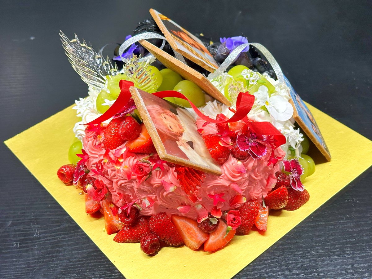 m_m_mackey1203's tweet image. 🎂推しのケーキシリーズVol.9🎂

WHITE JAM 初のホールライブ、
本当におめでとうございます🎉
3人の音楽に出会って、何度も救われて、前を向く勇気をもらいました。
今日はその感謝をどうしても伝えたくて、ケーキに想いを込めました🎂

赤はNIKKIさんの情熱🔥
黒はGASHIMAさんの深み🎤…