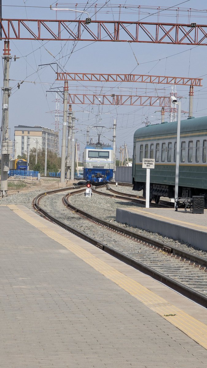 AurelienBoisson's tweet photo. Voyager en train en #Ouzbekistan, traverser une partie du désert , c'est simple facile efficace avec leurs trains couchettes dans des voitures ex-URSS et ils sont pleins. #train #ferroviaire https://t.co/hdvtkG1Yjl