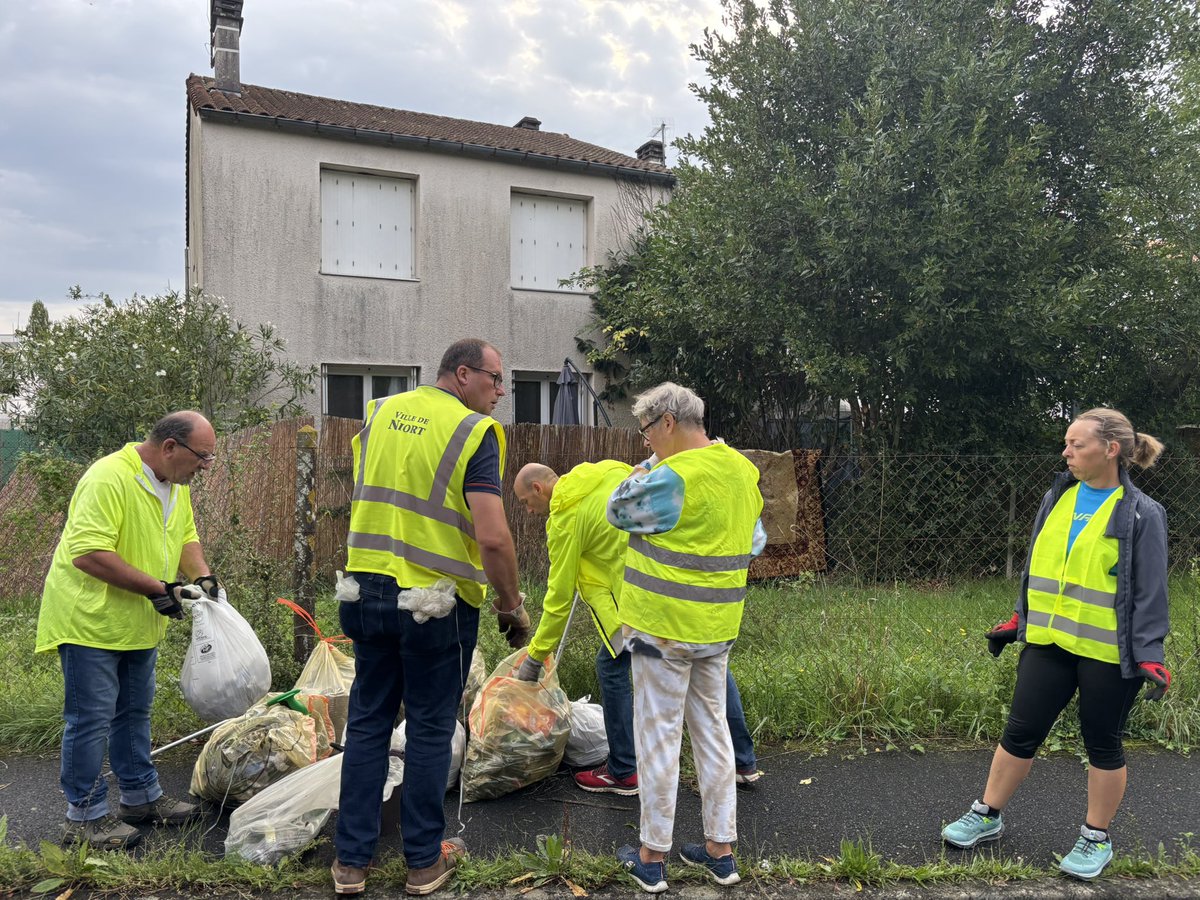 GuyonF's tweet image. Rien que sur la rue de Réaumur à #niort en 1h15 ! Merci aux agents de la @Mairie_Niort et aux citoyens pour leur implication et leur aide 👏👏 #nettoyage #proprete #Engagement