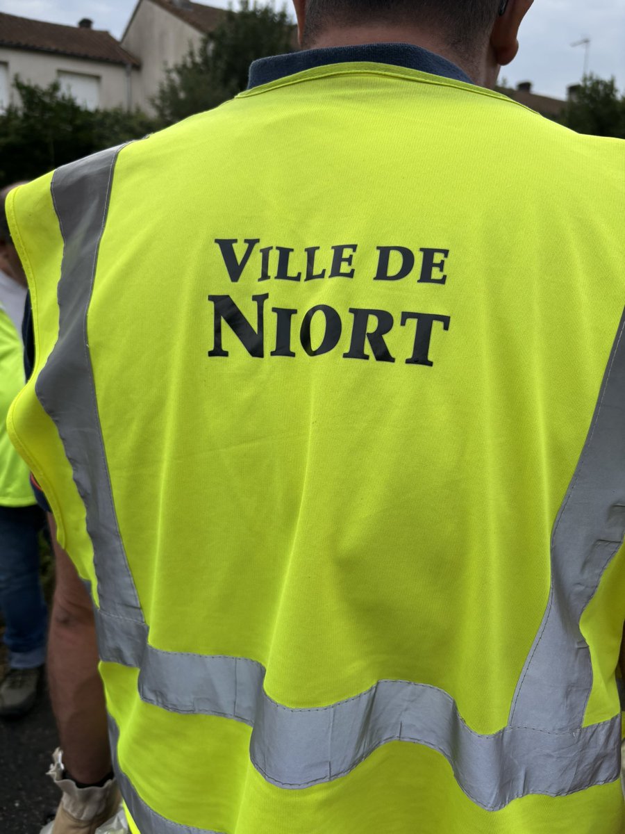 GuyonF's tweet image. Rien que sur la rue de Réaumur à #niort en 1h15 ! Merci aux agents de la @Mairie_Niort et aux citoyens pour leur implication et leur aide 👏👏 #nettoyage #proprete #Engagement