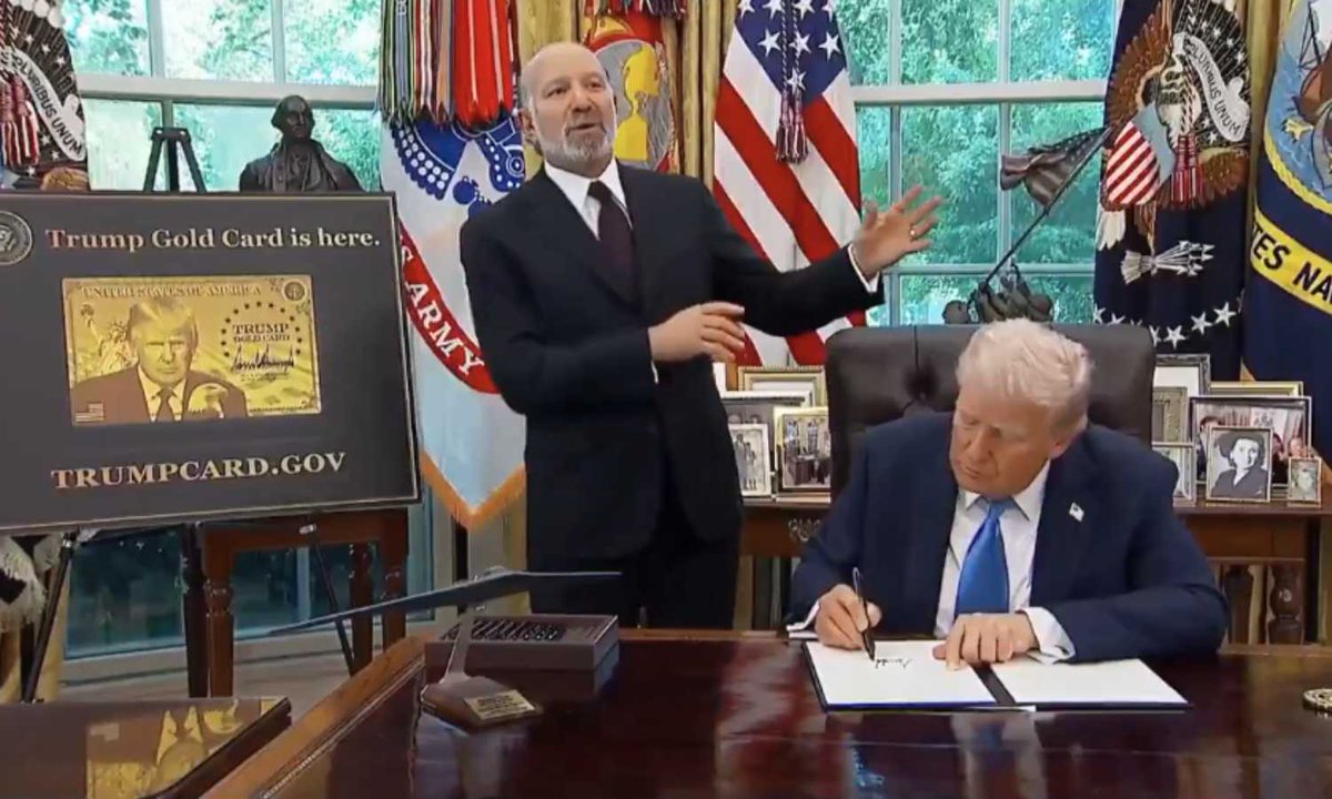 hydnewshunt's tweet image. Trump raises H-1B visa fee to $100,000, reshaping U.S. tech hiring. Indian professionals to face steeper costs and reduced on-site roles.

#H1BVisa #TrumpPolicy #IndianTech
hyderabadnewshunt.com/trump-sets-100…