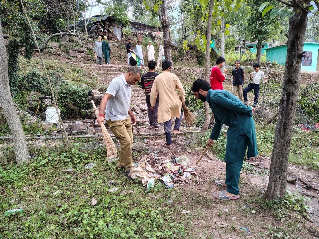 Clean water, thriving heritage – together we build a better tomorrow!
Community members and officials of the Rural Development Department actively participated in cleaning the traditional water body near Lohar Market,Dharam under#Swachhotsav2025 <a href="/dcramban/">Deputy Commissioner (DEO), Ramban</a> <a href="/Sdmgool/">Sub Divisional Magistrate,Gool.(SDM-Office)</a> <a href="/Sadam_zabar_/">Sadam Hussain</a>