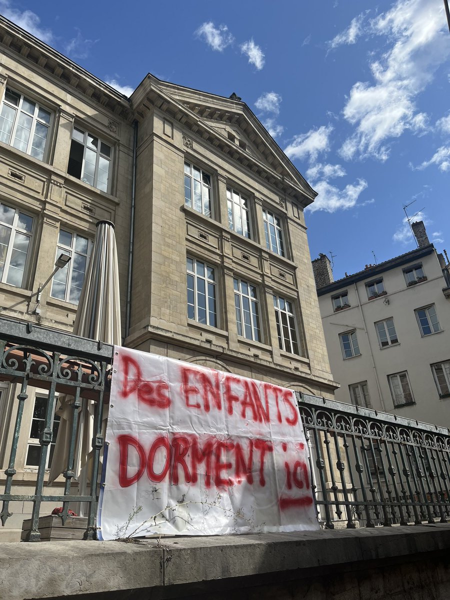 🆘 17 écoles sont occupées et abritent la nuit 1/4 des enfants sans toit du <a href="/grandlyon/">Métropole de Lyon</a> 

Servet 2
Painlevé 2
Charial 6
Kahlo 4
Nove Josserand 6
Meynis 2
Gerson 3 
La Sarra 3
Kahlo 5
Bloch 4
Veyet 3
Hepburn 3
Gare d’eau 3
Verrazane 3
Laborde 2
Moulin à Vent 4
Ferry 2
Perrin 2