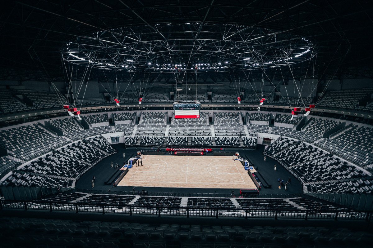 Kita sering melihat venue2 di China yg sudah berstandar Internasional, bisa menggelar jenis turnamen termasuk Badminton. Kalo dari kalian, setuju ga kalo turnamen IO dan IM kedepannya digelar di Indonesia Arena?

Photo: Yangshipin/DBL