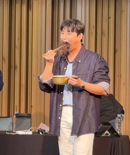 youngdeong2zyyo's tweet image. 아니 내 남편
침대에 누워서 자고있는데 
지 짜파게티 한입 컷 가능이라고 제발 봐달라고
사정사정하네 
침대에 떨어트릴까봐 소리 ㅈㄴ질렀더니 잠이 확 깬다.