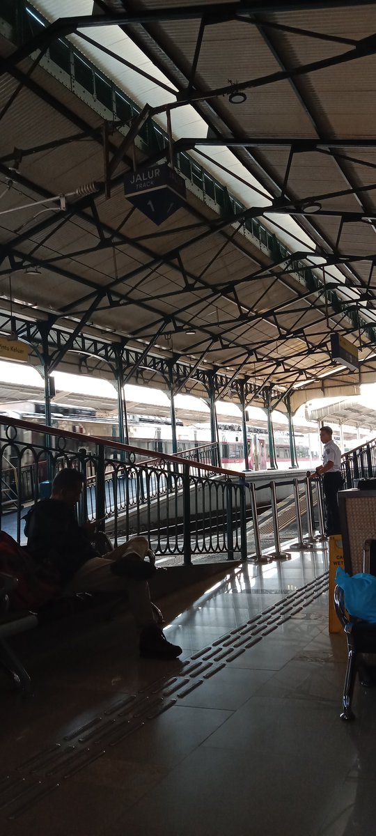 suararang's tweet photo. day100 reading Di Tanah Lada on station https://t.co/JA6i8GGUJv