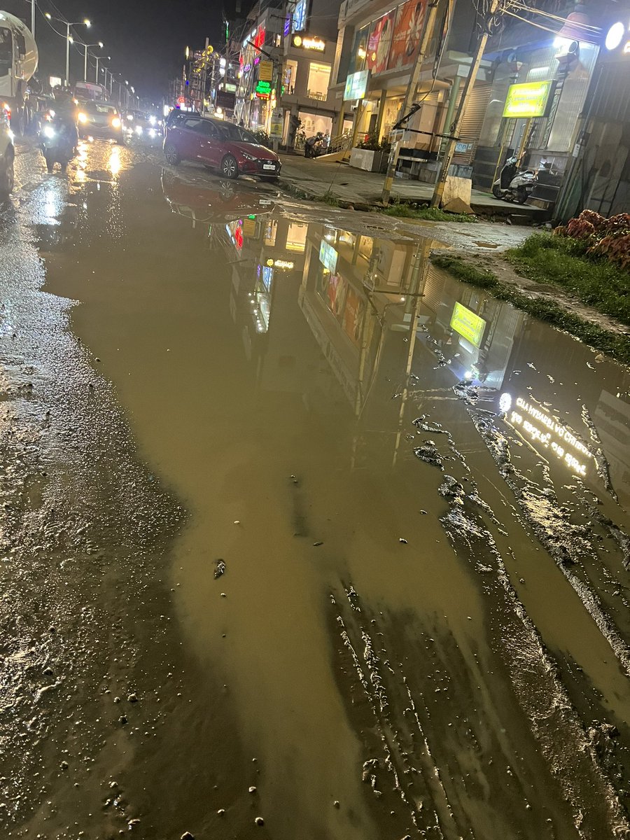 YTKDIndia's tweet image. 5 minutes of rain and Bengaluru turns into a free mud spa. Silicon Valley? More like Sludge Valley. Shameful. 🤡🤦‍♂️