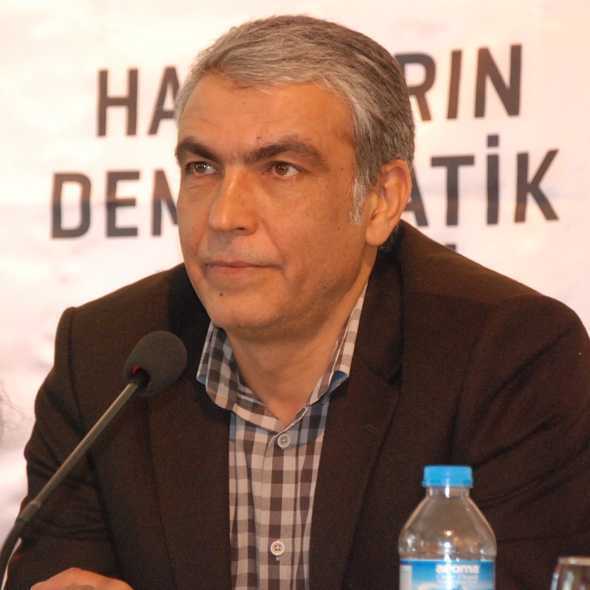 Di salvegera koça wî ya dawî de, em heval û hogirê xwe, têkoşerê azadiya gelê Kurd Îbrahîm Ayhan bi rêzdarî û bi minet bi bîr tînin. Ked, têkoşîn û bîreweriya wî dê her tim hêzê bide me.