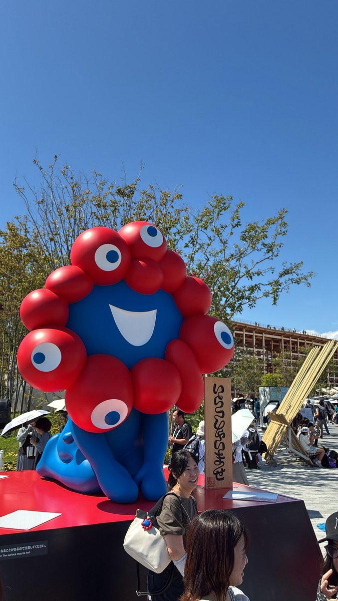 km0751's tweet photo. 昨日は閉幕前に駆け込みで大阪万博へ。
大屋根リングの中に海外パピリオンがまとまっているから色んな国の人やパピリオンが集まっていて雰囲気はサッカーカタールW杯のときのドーハみたいな感じで楽しかった。激混みだったけどパピリオン4つ見れたから満足。 https://t.co/INUnD4lVZn