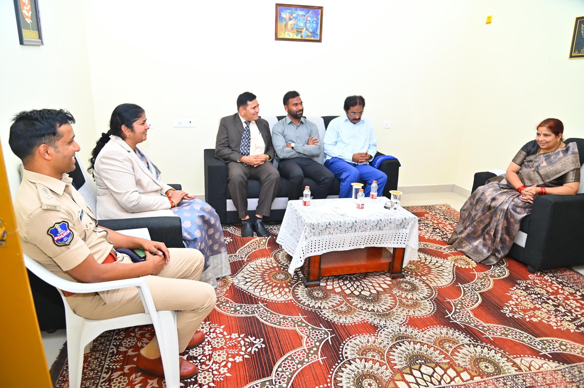 *హైకోర్టు న్యాయమూర్తిని మర్యాదపూర్వకంగా కలిసిన జిల్లా కలెక్టర్ బి. సత్యప్రసాద్*

శనివారం జగిత్యాల జిల్లా సీనియర్ సివిల్ జడ్జి న్యాయస్థానంలో జిల్లా న్యాయమూర్తులు, అధికారులతో సమావేశం నిర్వహించుటకు జిల్లాకు విచ్చేసిన హైకోర్టు న్యాయమూర్తి జస్టిస్ రేణుక యారను ఆర్ అండ్ బి విశ్రాంత